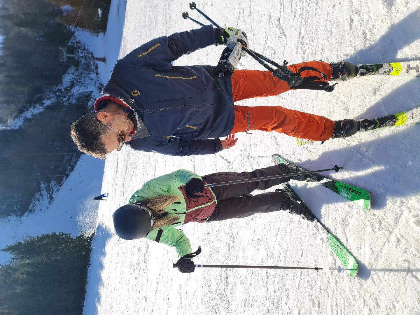 Instruktor pokazuje polazniku položaj skija, ski škola Reljina