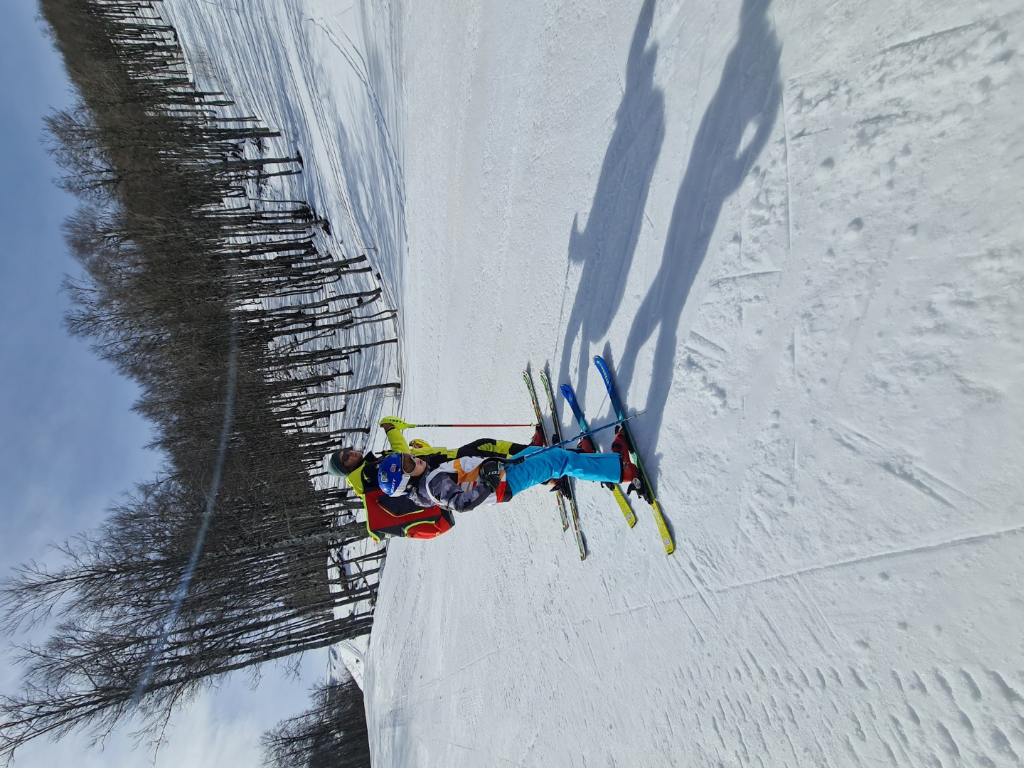 Dijete uči da skija uz instruktora, ski škola Reljina