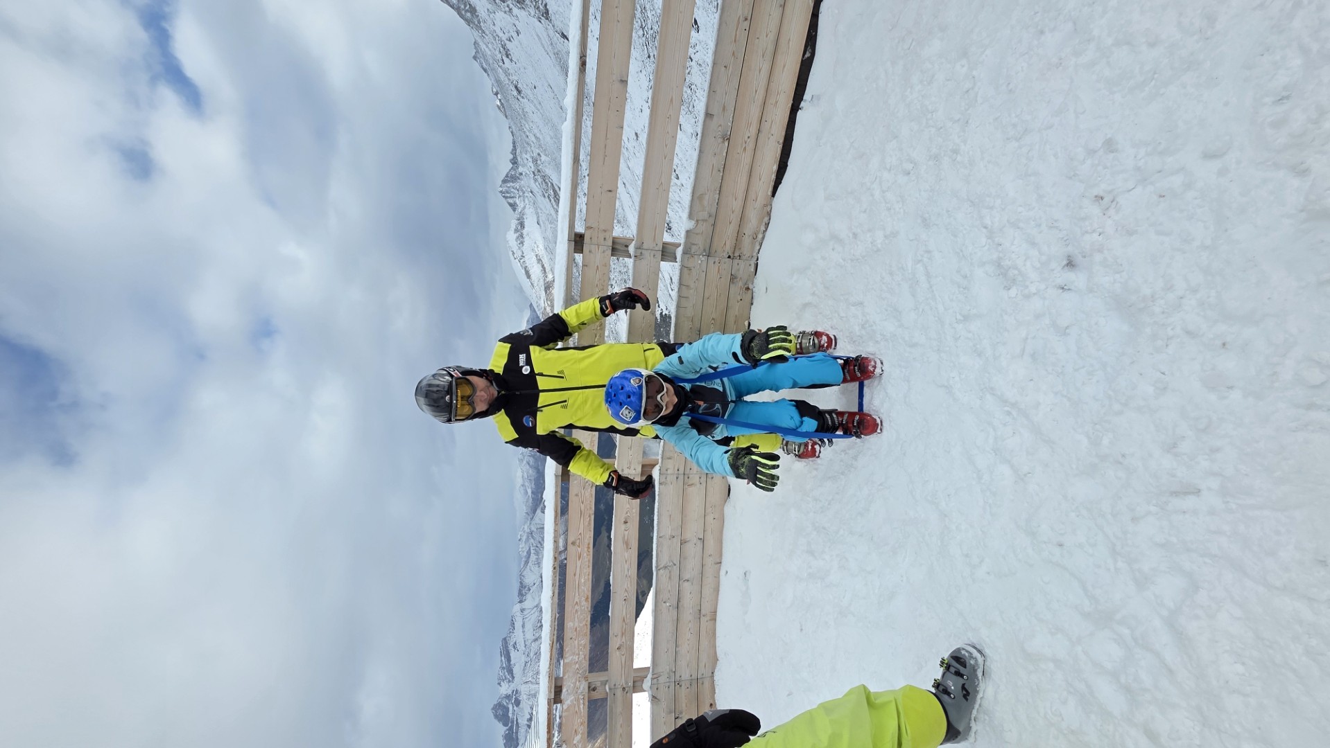 Instruktor i mali skijaš ispred alpskih vrhova, Hintertux