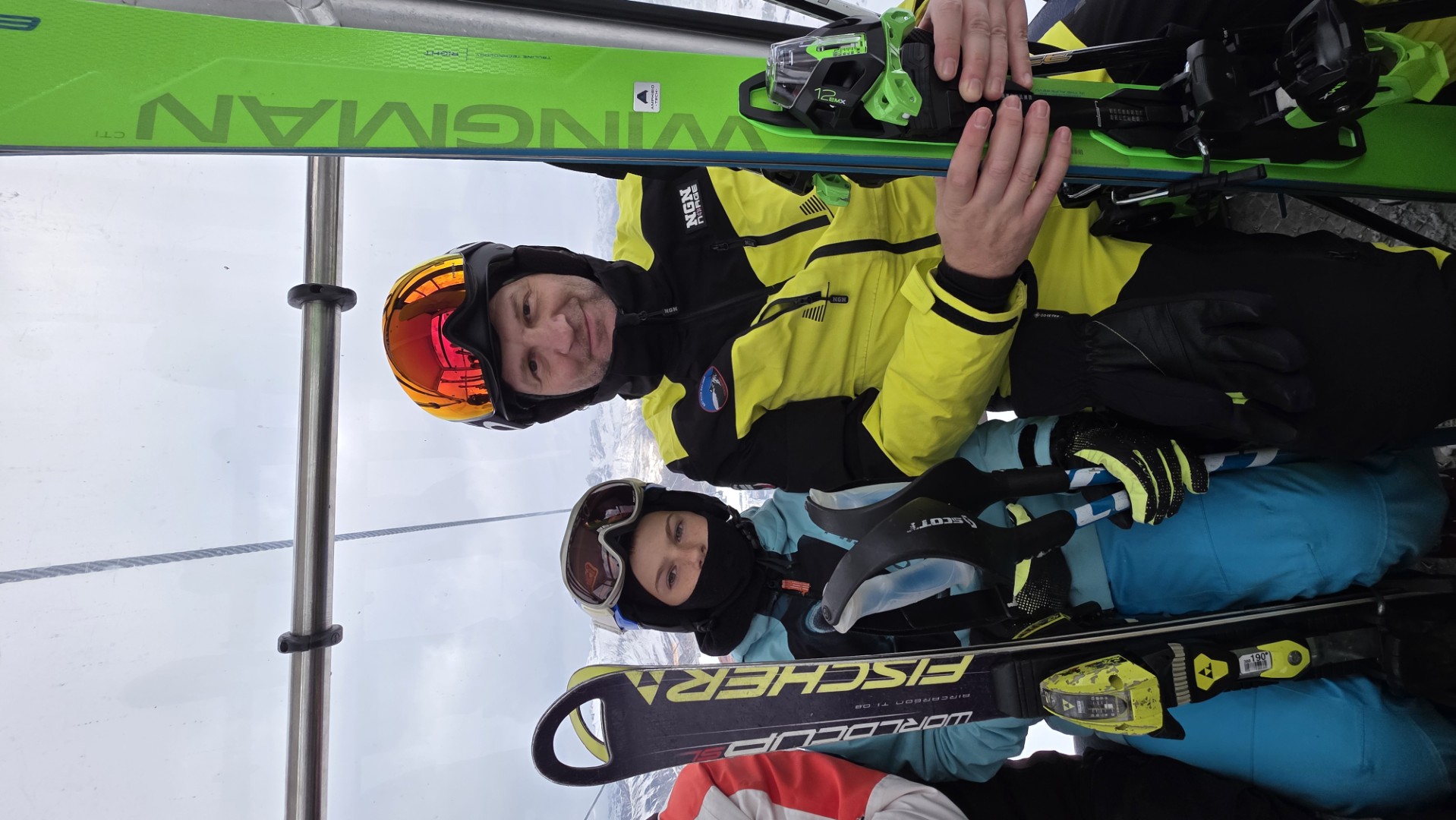 Instruktor Ski kluba Reljina i polaznik u gondoli ka glečeru