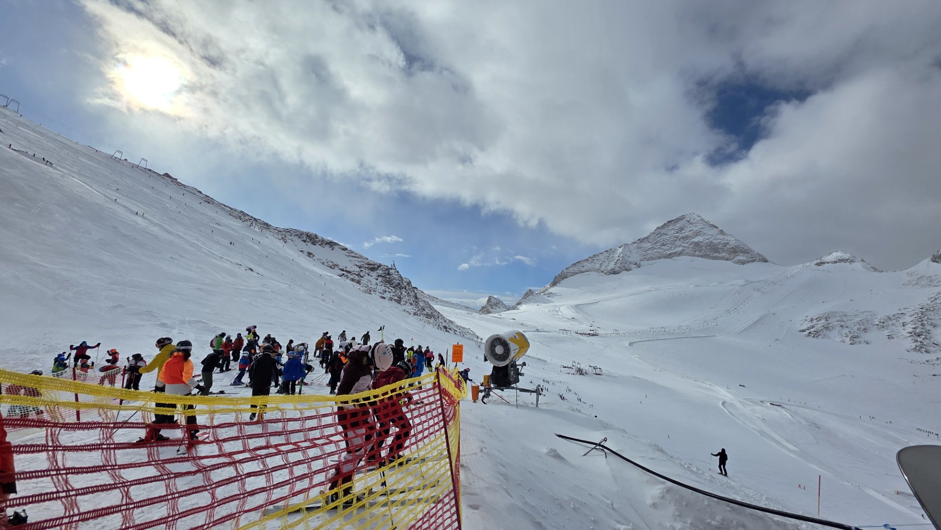 Trening poligon na Hintertux glečeru sa skijašima i topom za snijeg