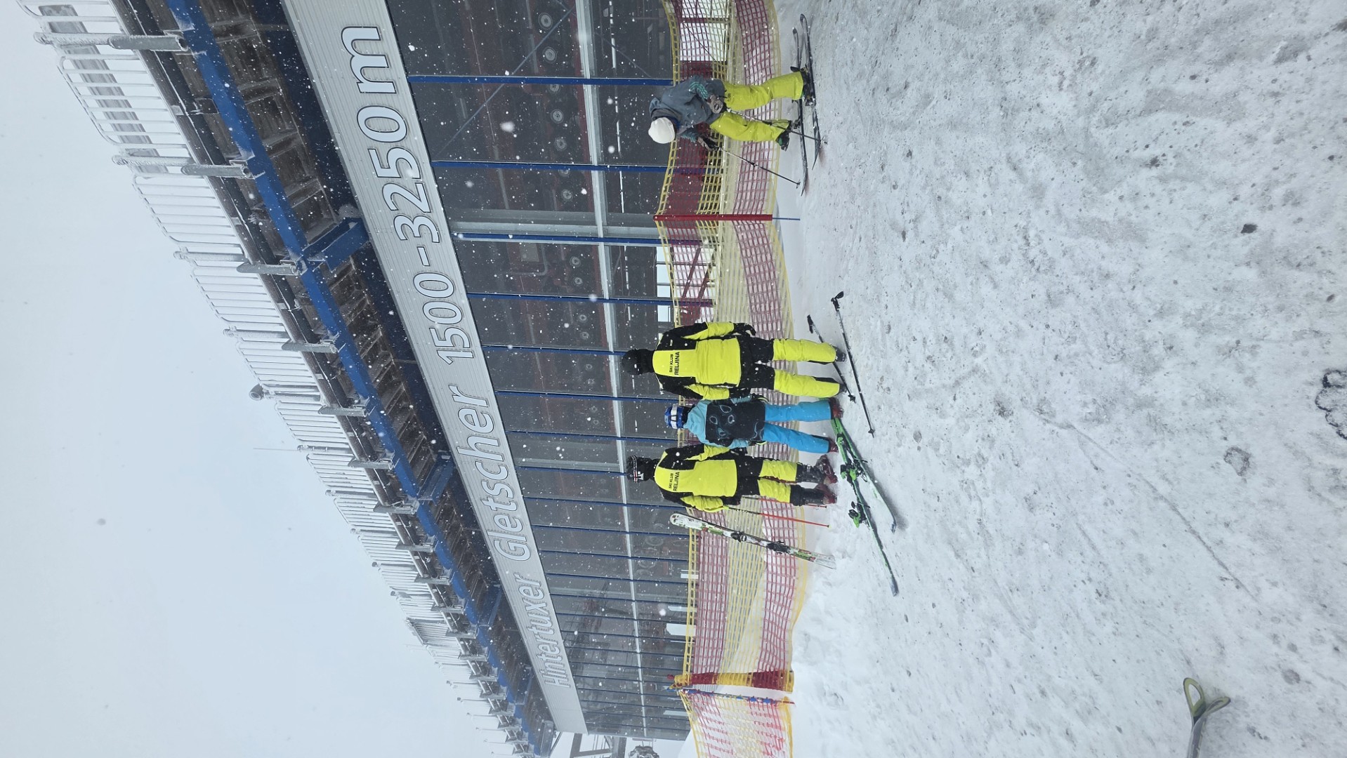 Članovi Ski kluba Reljina u žutim jaknama ispred zgrade Hintertux glečera