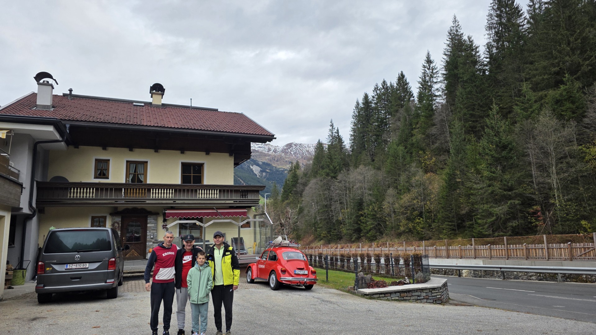 Članovi kluba ispred alpskog pansiona na putovanju u Hintertux