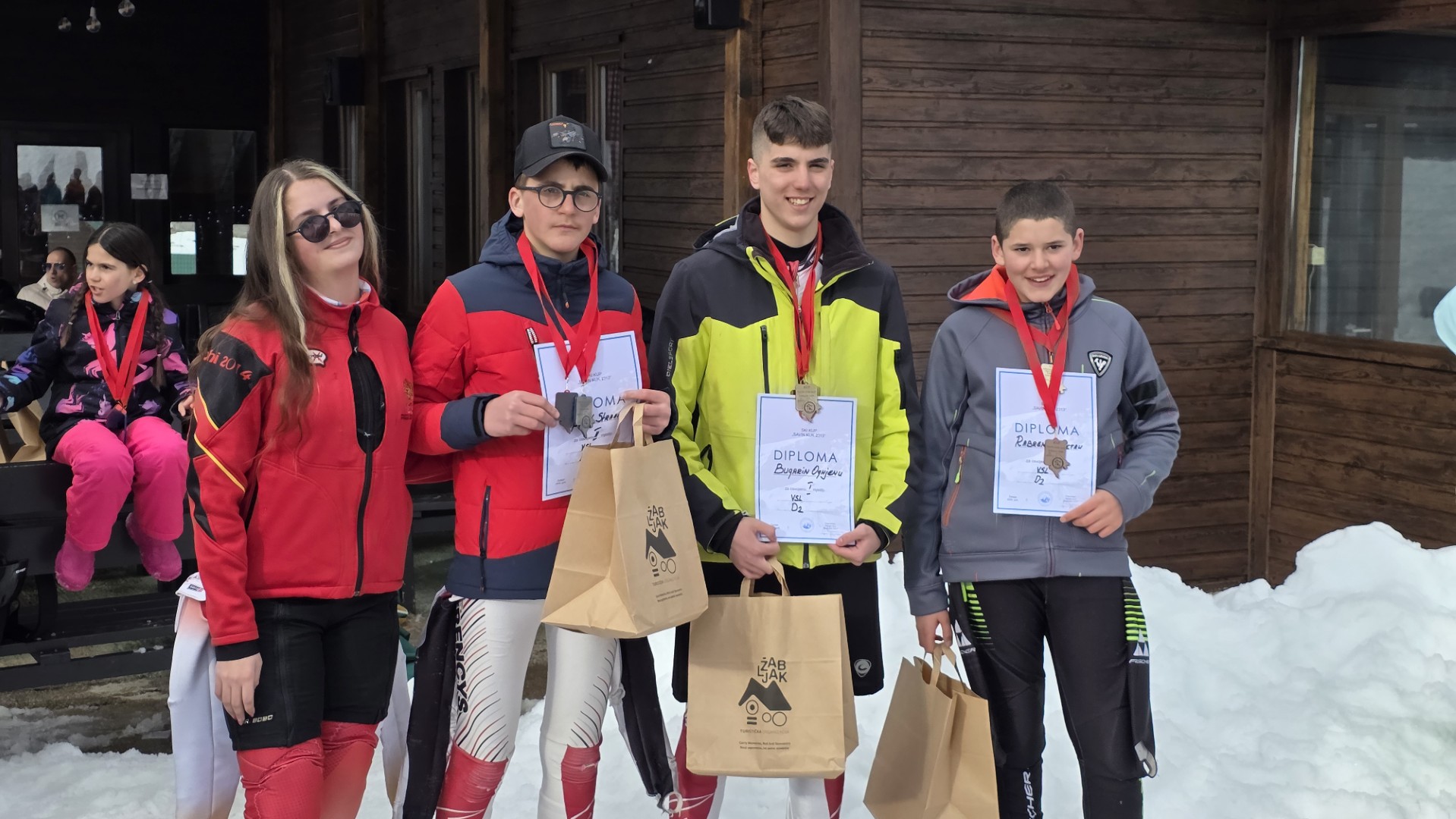Mladi takmičari sa medaljama i poklonima ispred kuće kluba
