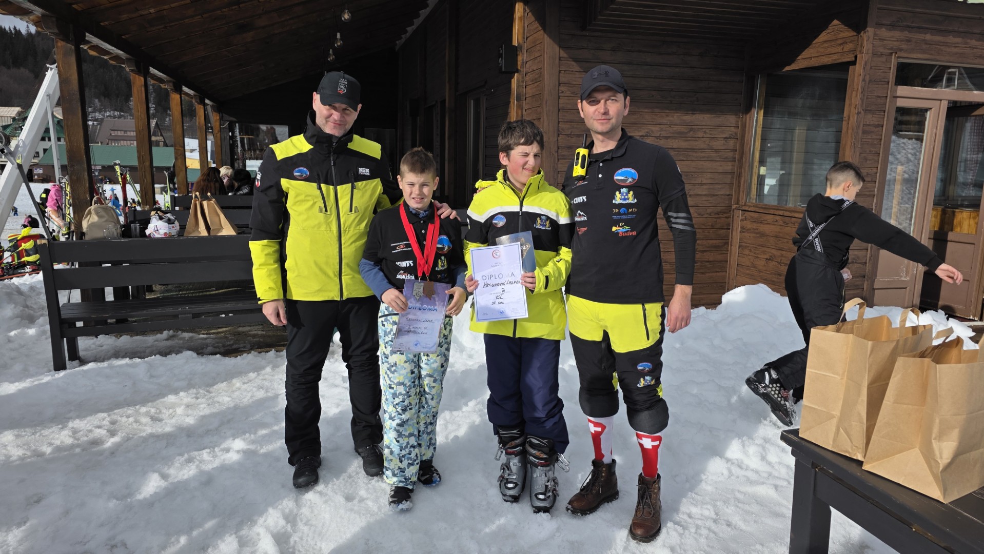 Mladi takmičari Ski kluba Reljina dižu pehare na dodjeli nagrada