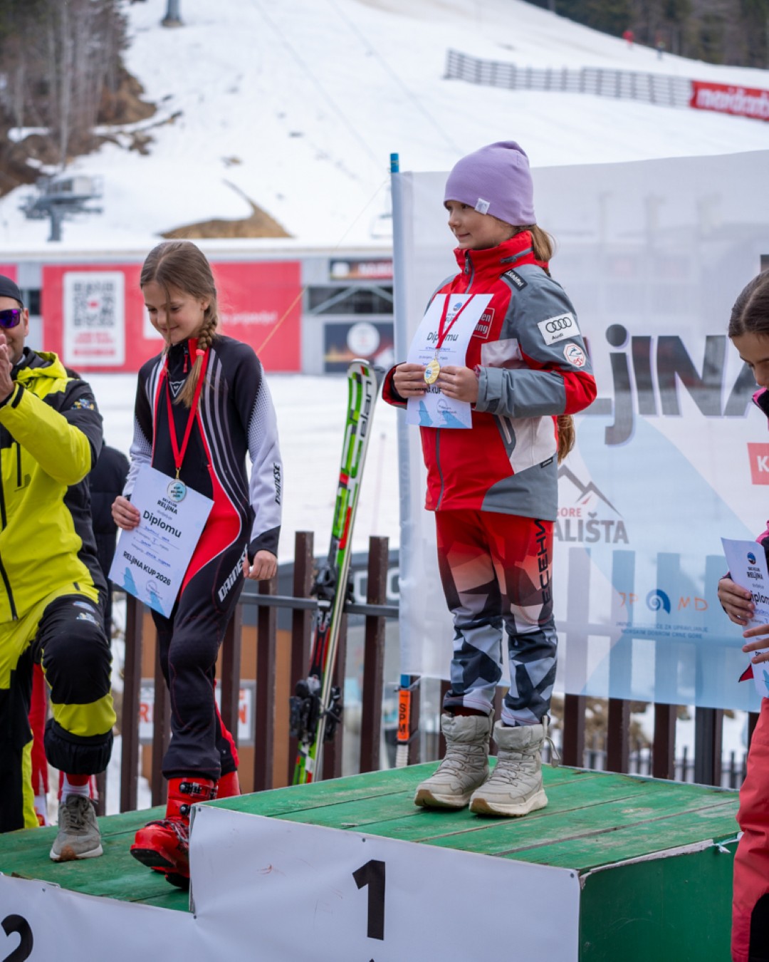 Mladi skijaši sa medaljama na postolju