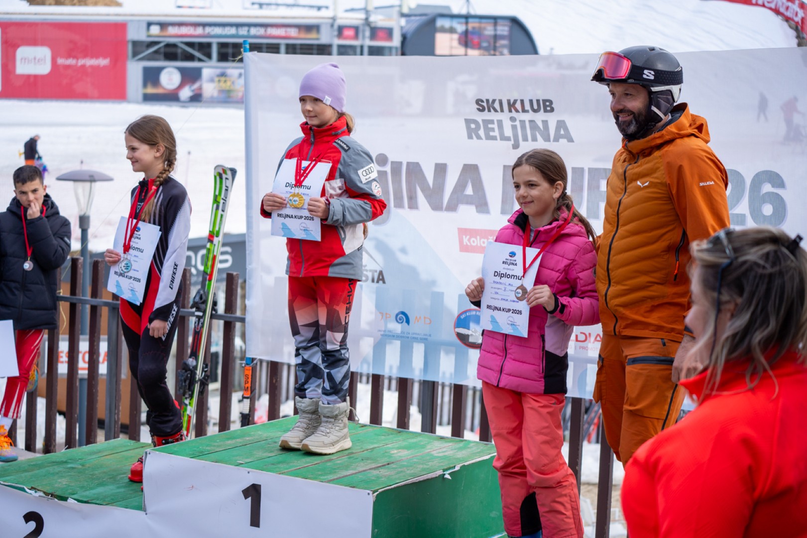 Dodjela nagrada na postolju ispred banera Ski kluba Reljina