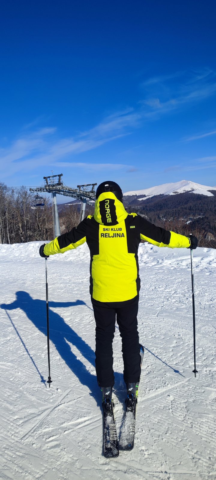 Instruktor Ski kluba Reljina na stazi, pogled ka Bjelasici